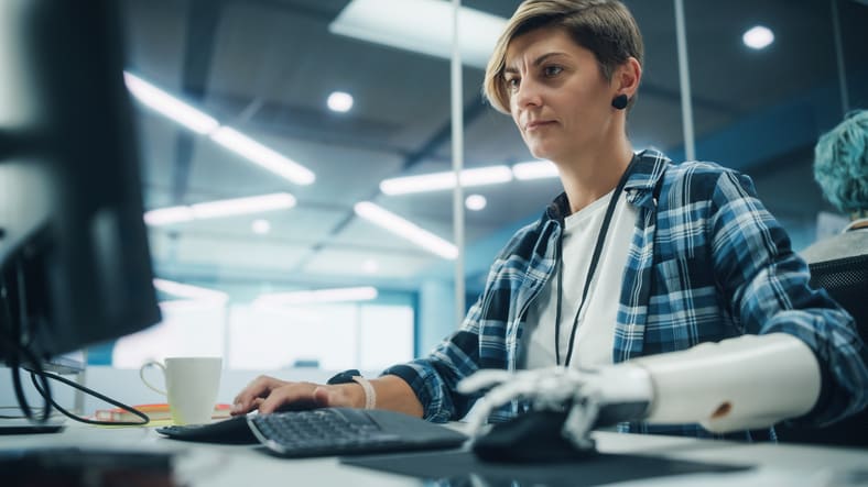 soluções ergonômicas asseguram que os colaboradores com deficiência possam trabalhar de maneira confortável e produtiva